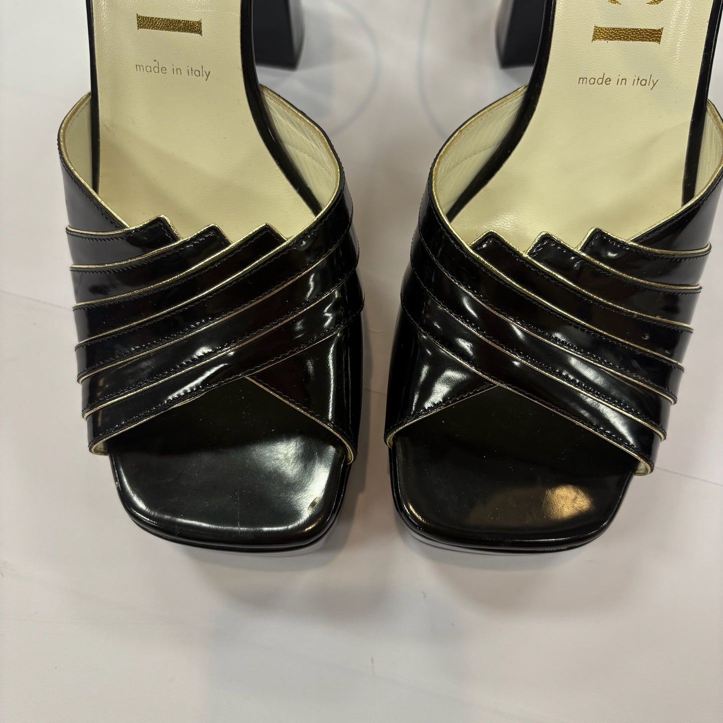 Shoes Luxury Designer By Gucci In Black, Size: 11.5