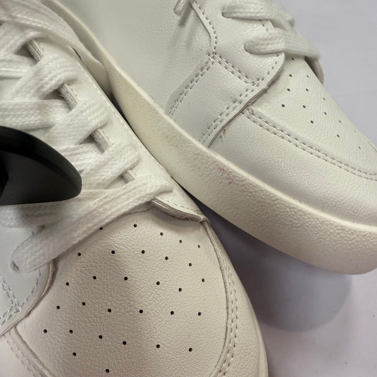 Shoes Sneakers By Clothes Mentor In White, Size:10