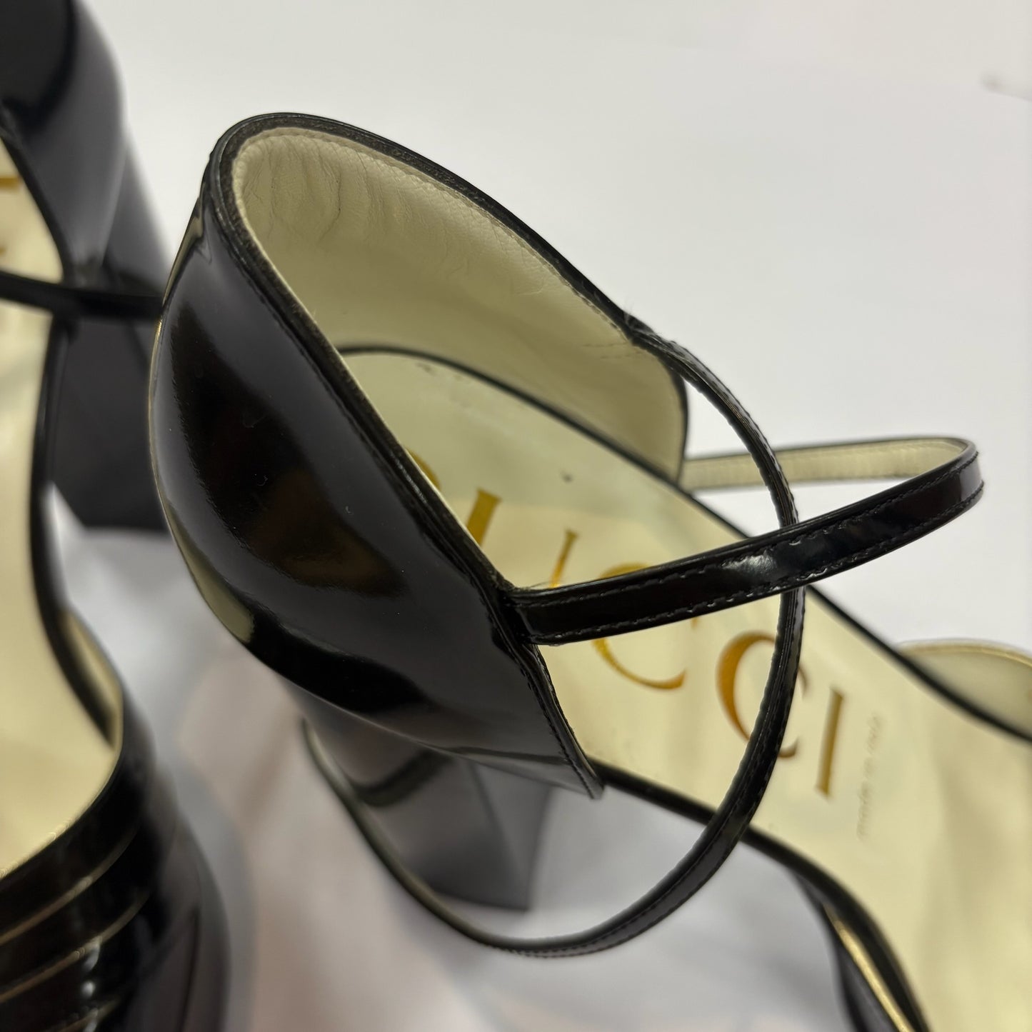 Shoes Luxury Designer By Gucci In Black, Size: 11.5