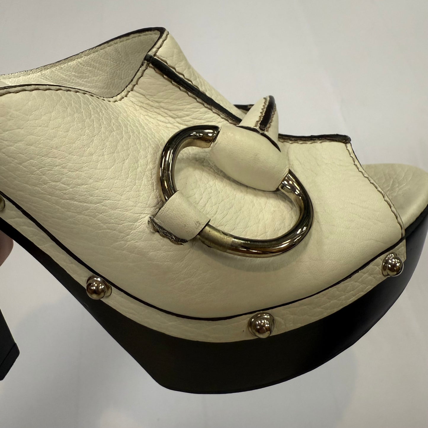 Shoes Luxury Designer By Gucci In White, Size: 9