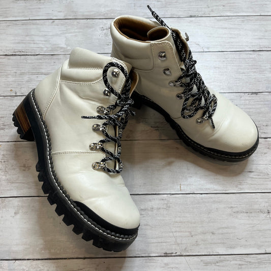 Boots Combat By Universal Thread  Size: 8