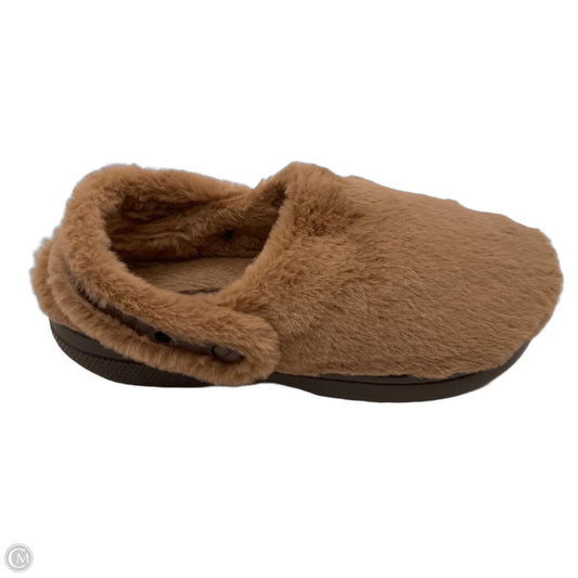 Shoes Flats By Crocs In Brown, Size: 10