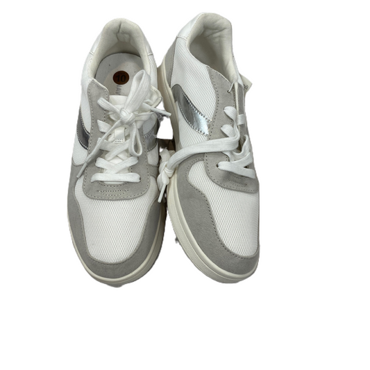 Shoes Sneakers By Old Navy In White, Size: 10