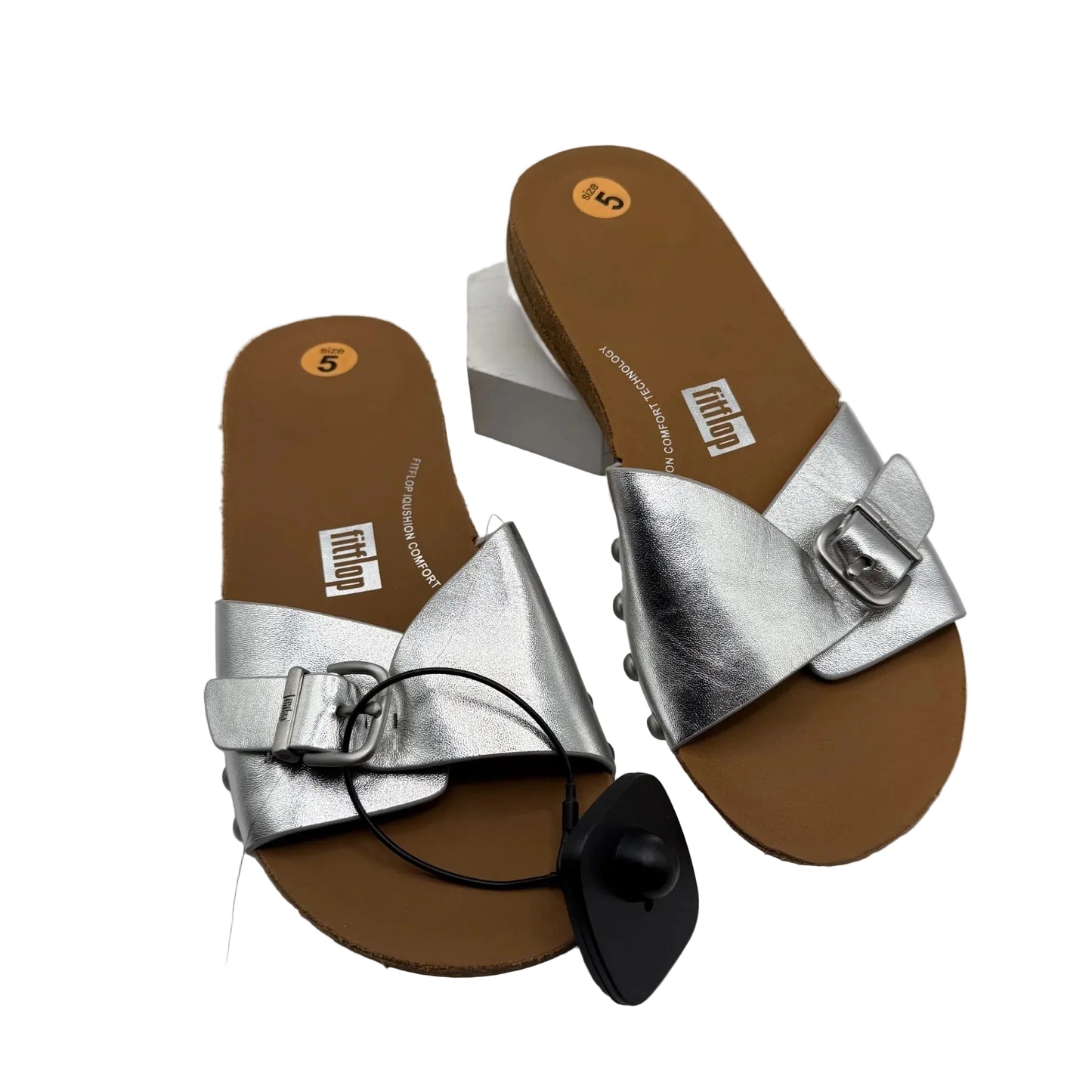 Sandals Flats By Fitflop In Silver, Size: 5