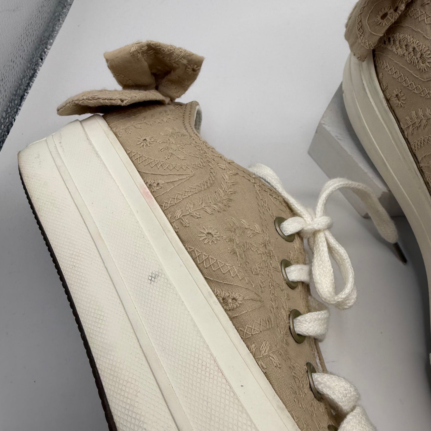 Shoes Sneakers By Converse In Tan, Size: 7