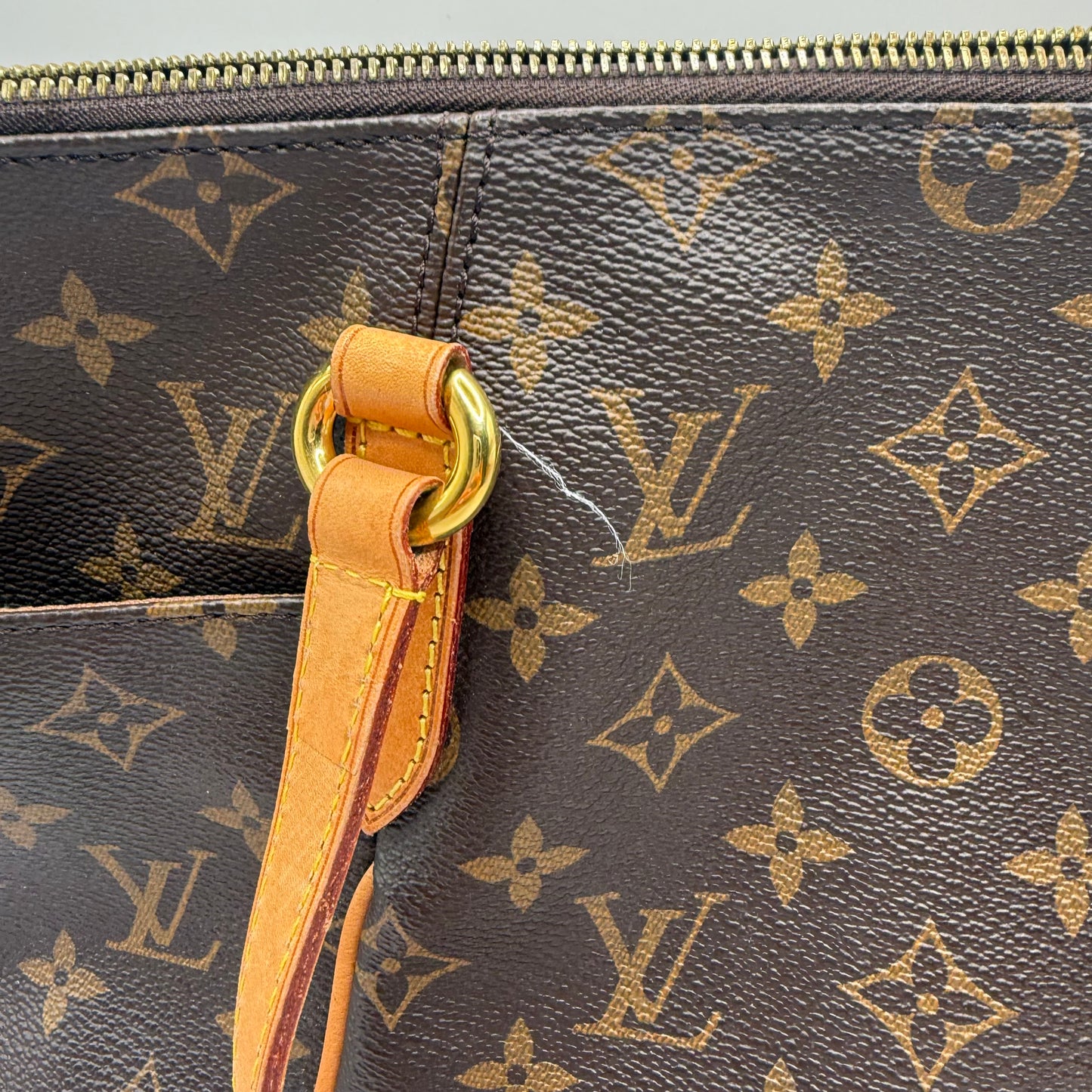 Handbag Luxury Designer By Louis Vuitton, Size: Medium