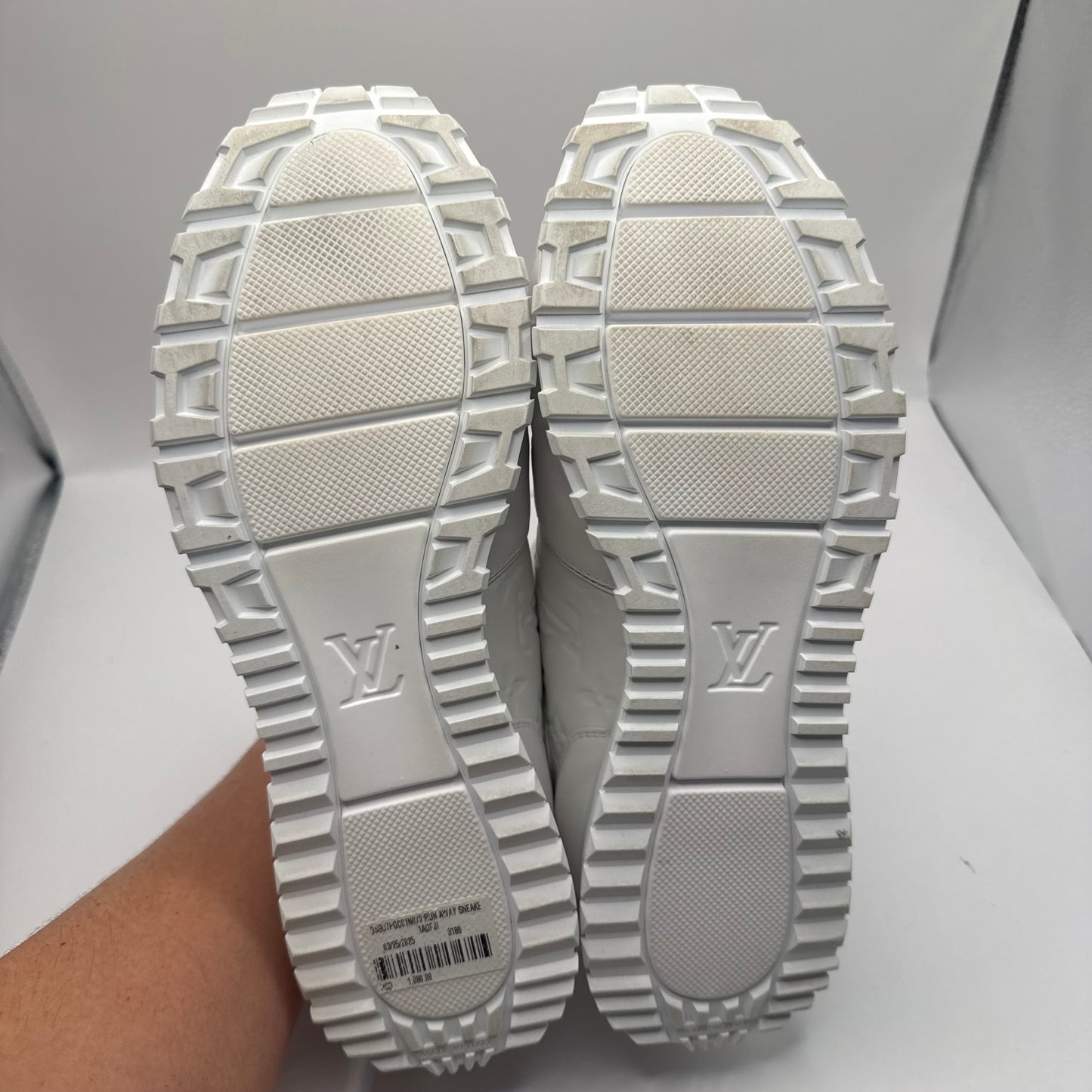 Shoes Luxury Designer By Louis Vuitton In White, Size: 8.5