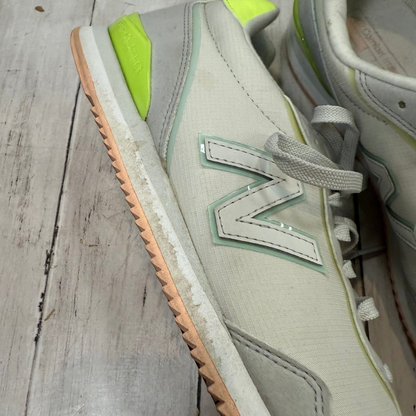 Shoes Athletic By New Balance In White & Yellow, Size: 10