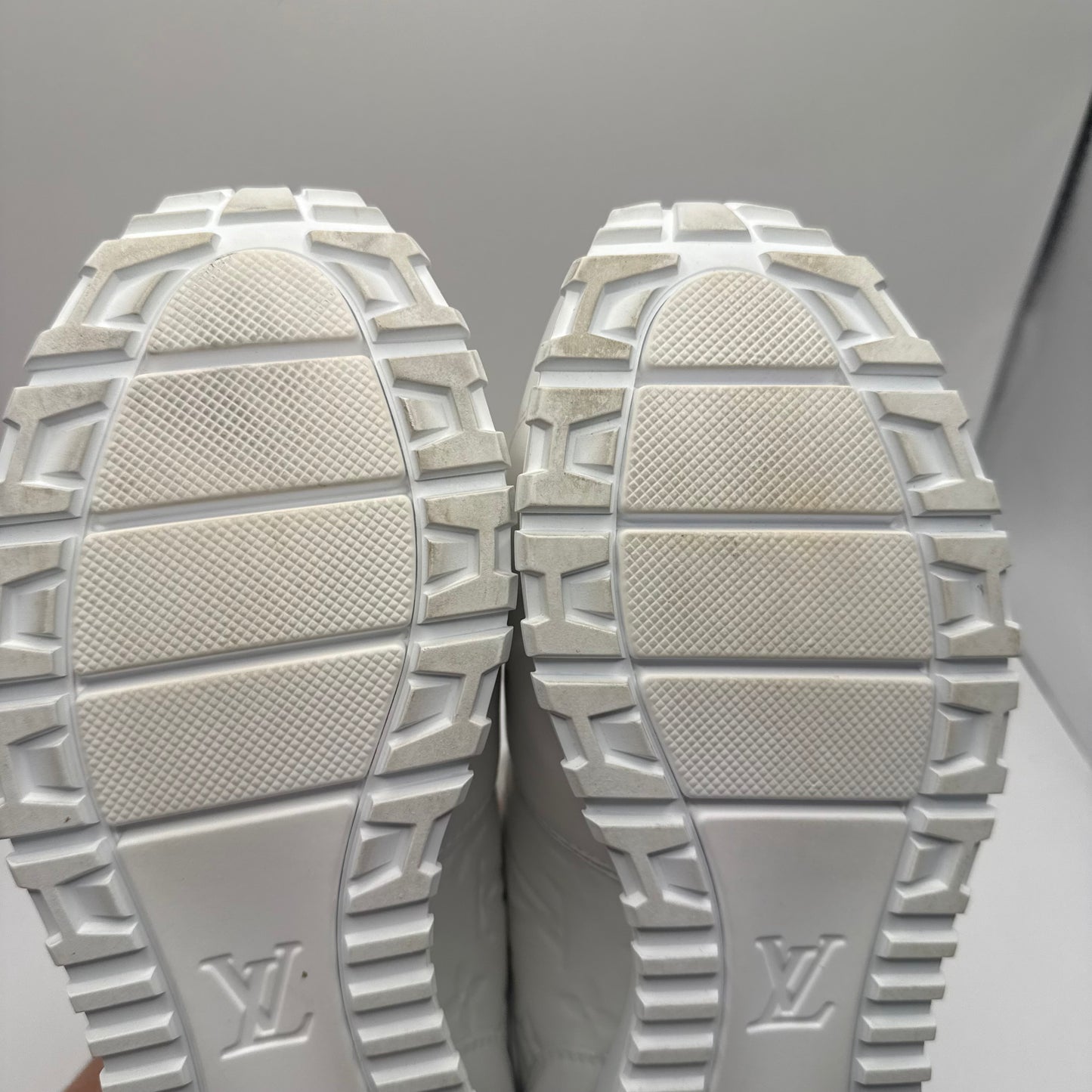 Shoes Luxury Designer By Louis Vuitton In White, Size: 8.5