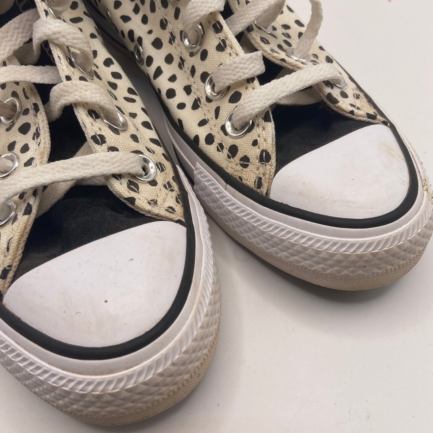 Shoes Sneakers By Converse In Cream, Size: 7