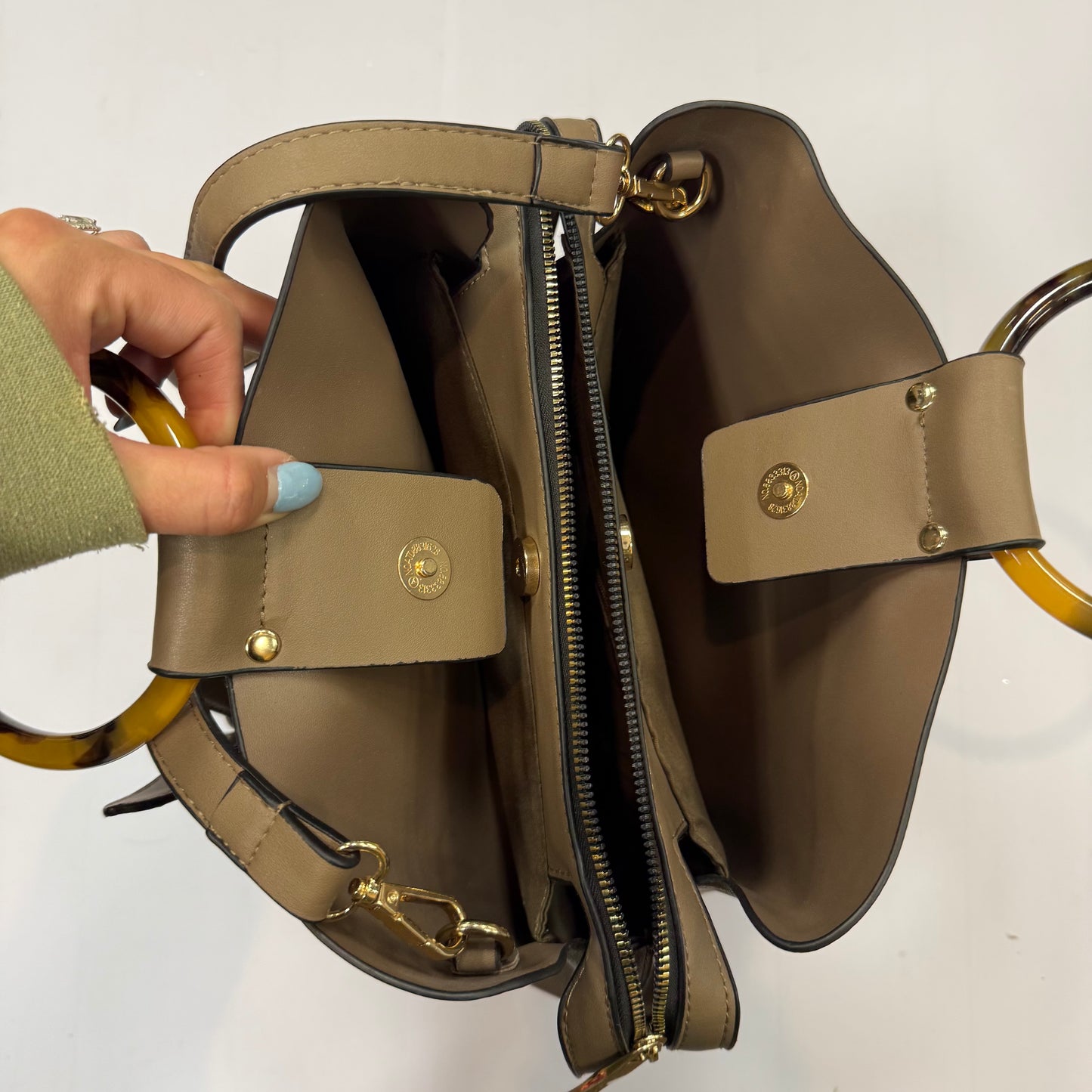 Handbag By Clothes Mentor, Size: Medium