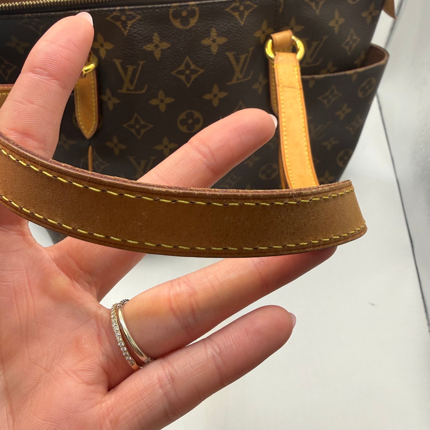 Handbag Luxury Designer By Louis Vuitton, Size: Medium