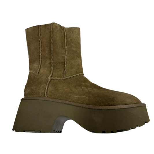 Shoes Designer By Ugg In Brown, Size: 10