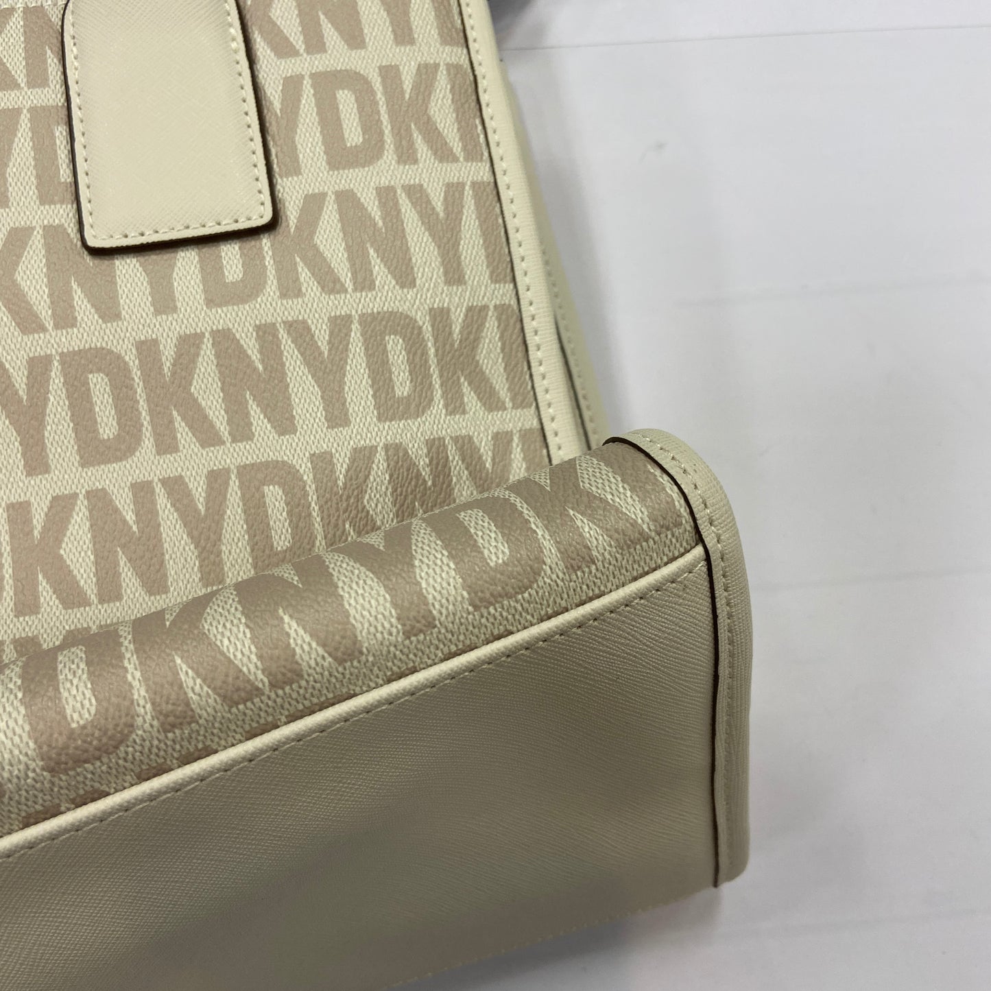 Handbag By Dkny, Size: Medium