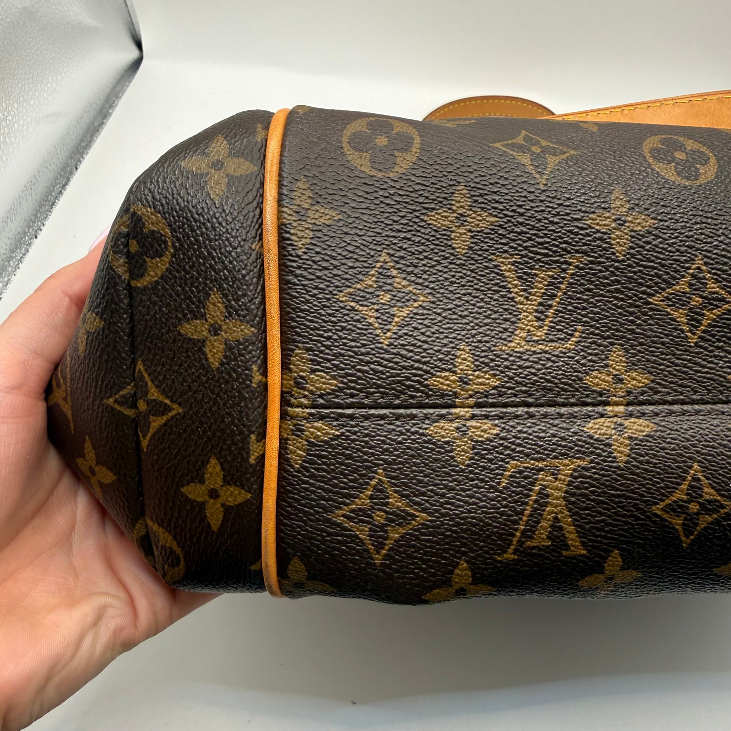 Handbag Luxury Designer By Louis Vuitton, Size: Medium