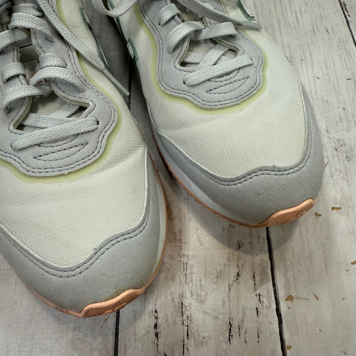 Shoes Athletic By New Balance In White & Yellow, Size: 10
