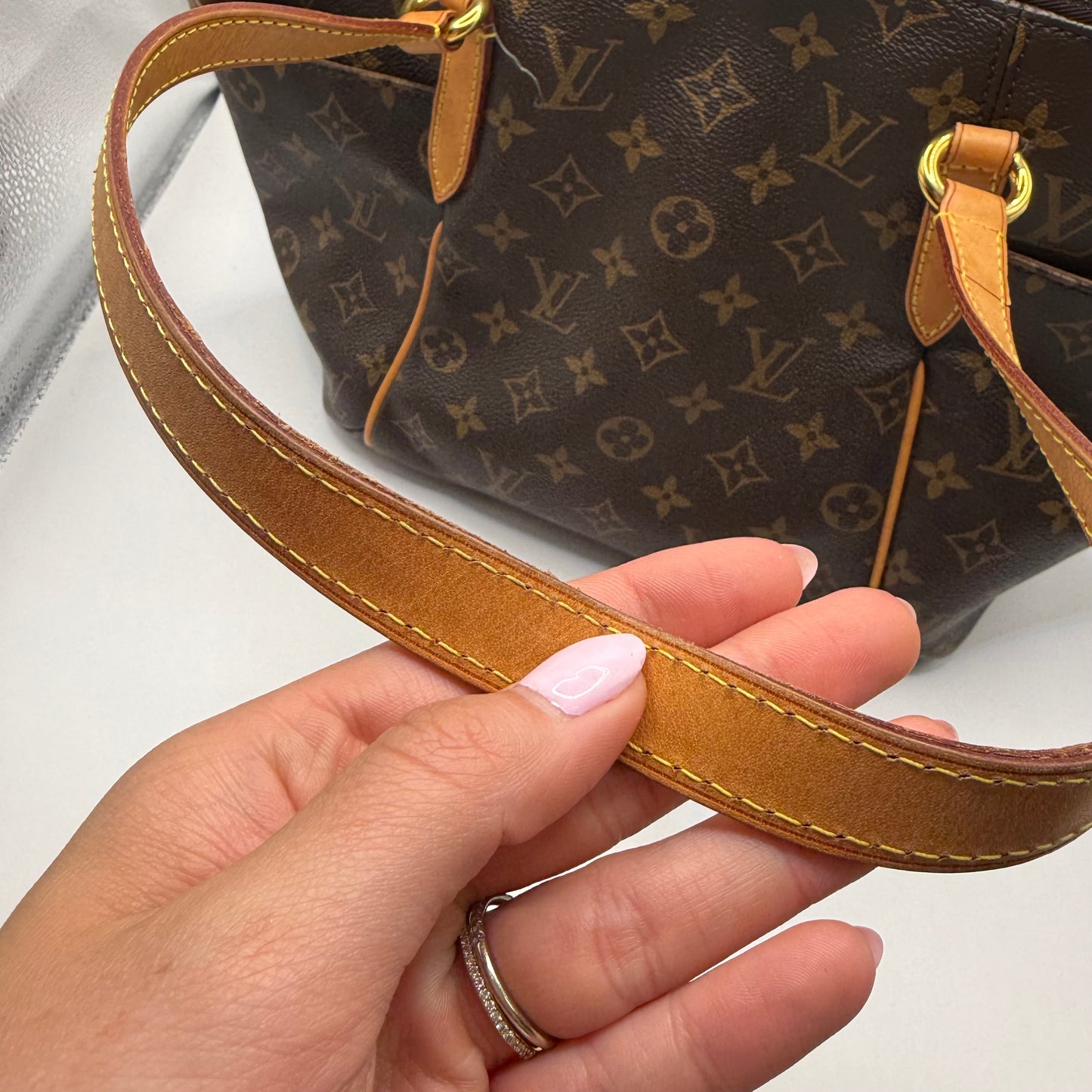 Handbag Luxury Designer By Louis Vuitton, Size: Medium