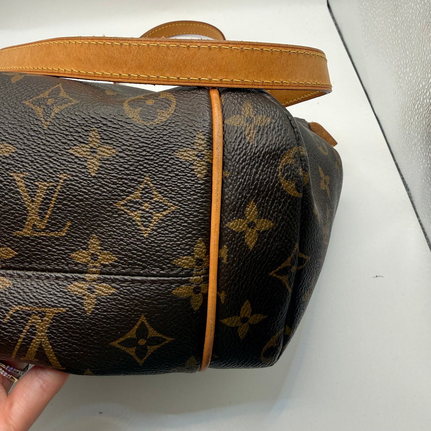 Handbag Luxury Designer By Louis Vuitton, Size: Medium