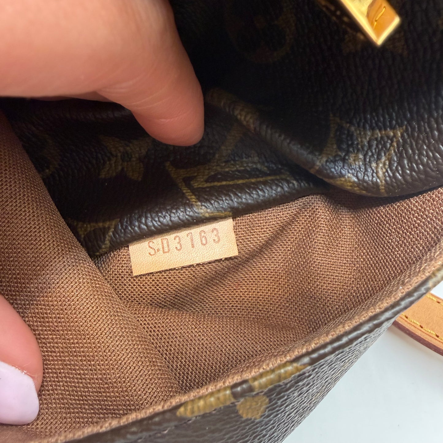 Handbag Luxury Designer By Louis Vuitton, Size: Medium