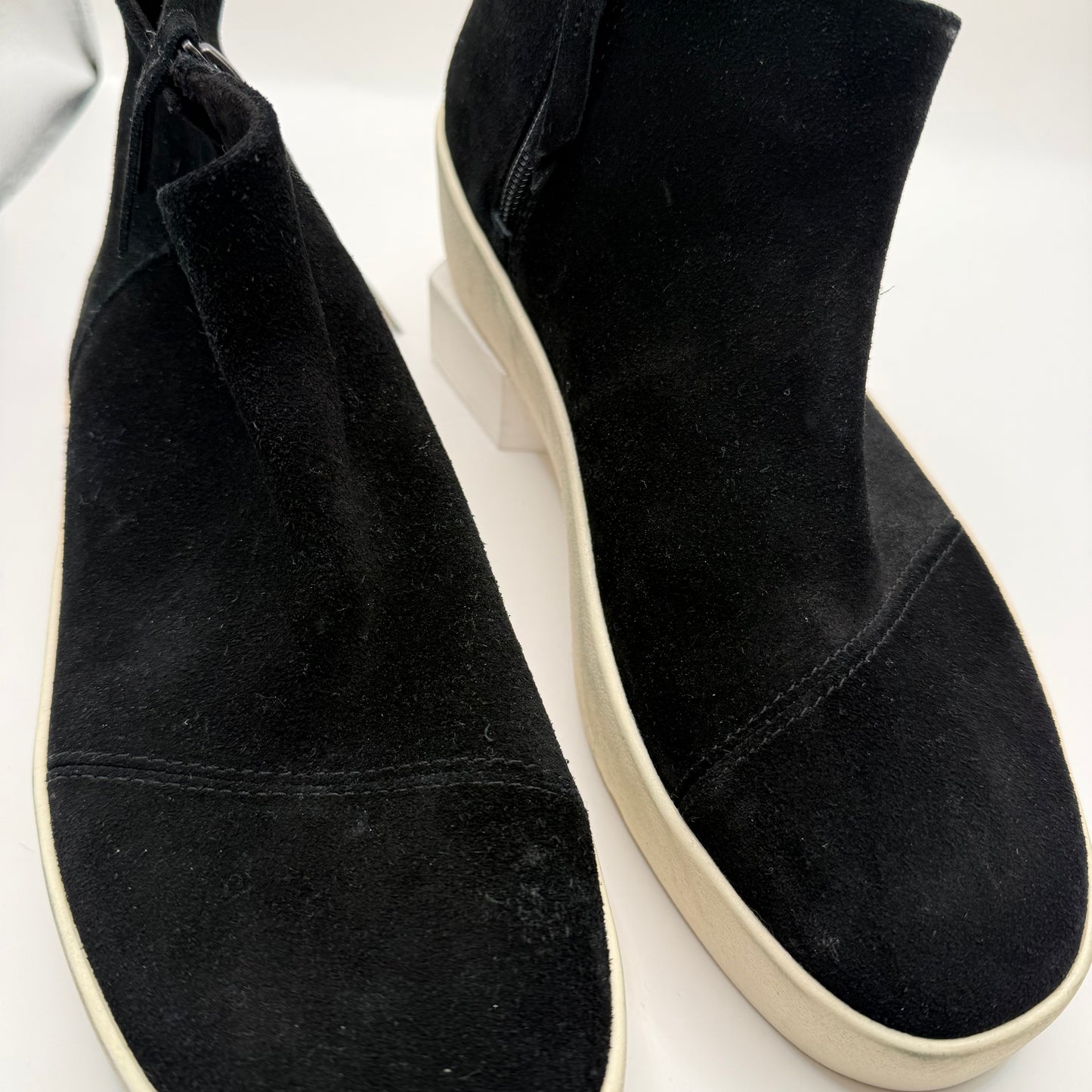 Shoes Sneakers By Toms In Black, Size: 9.5