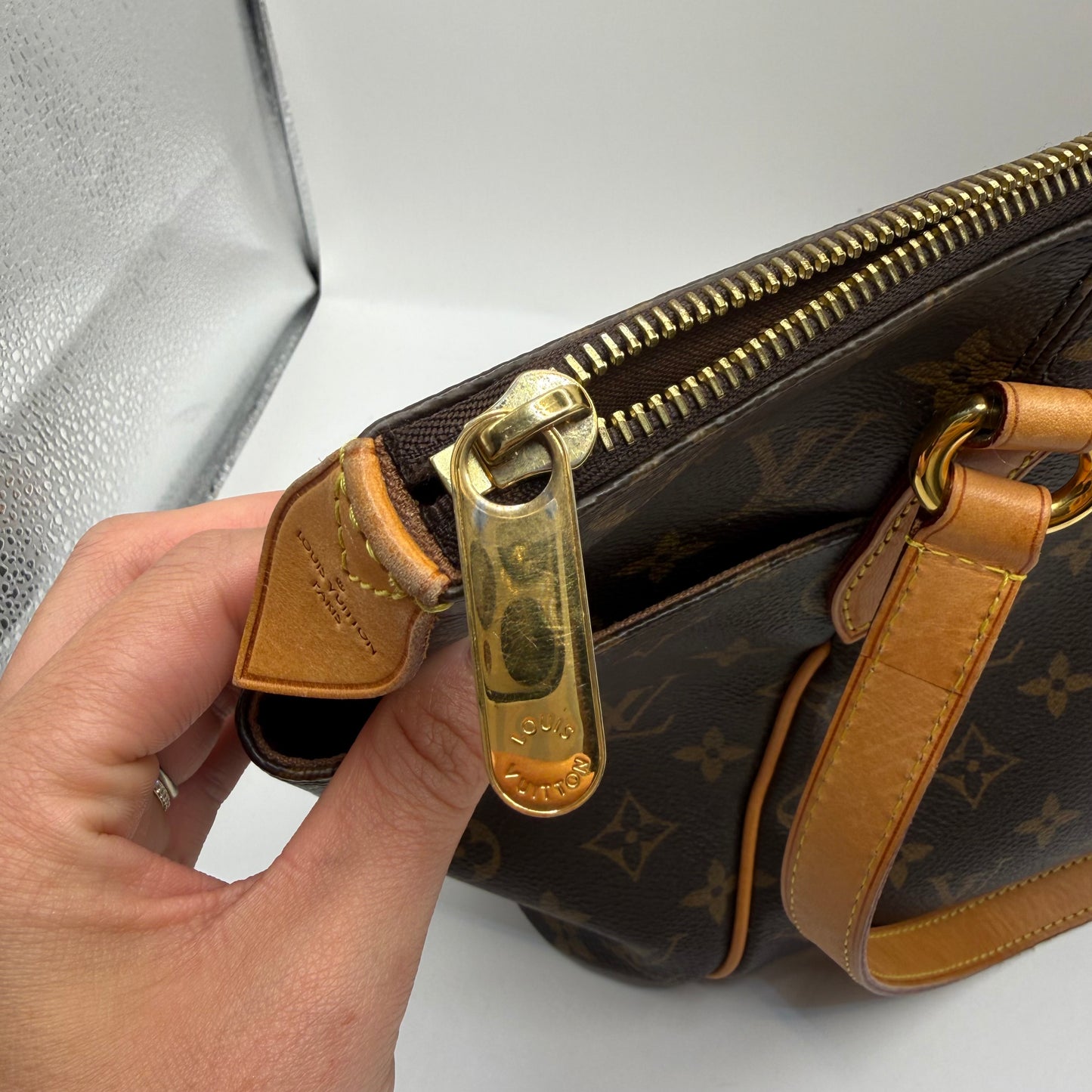 Handbag Luxury Designer By Louis Vuitton, Size: Medium