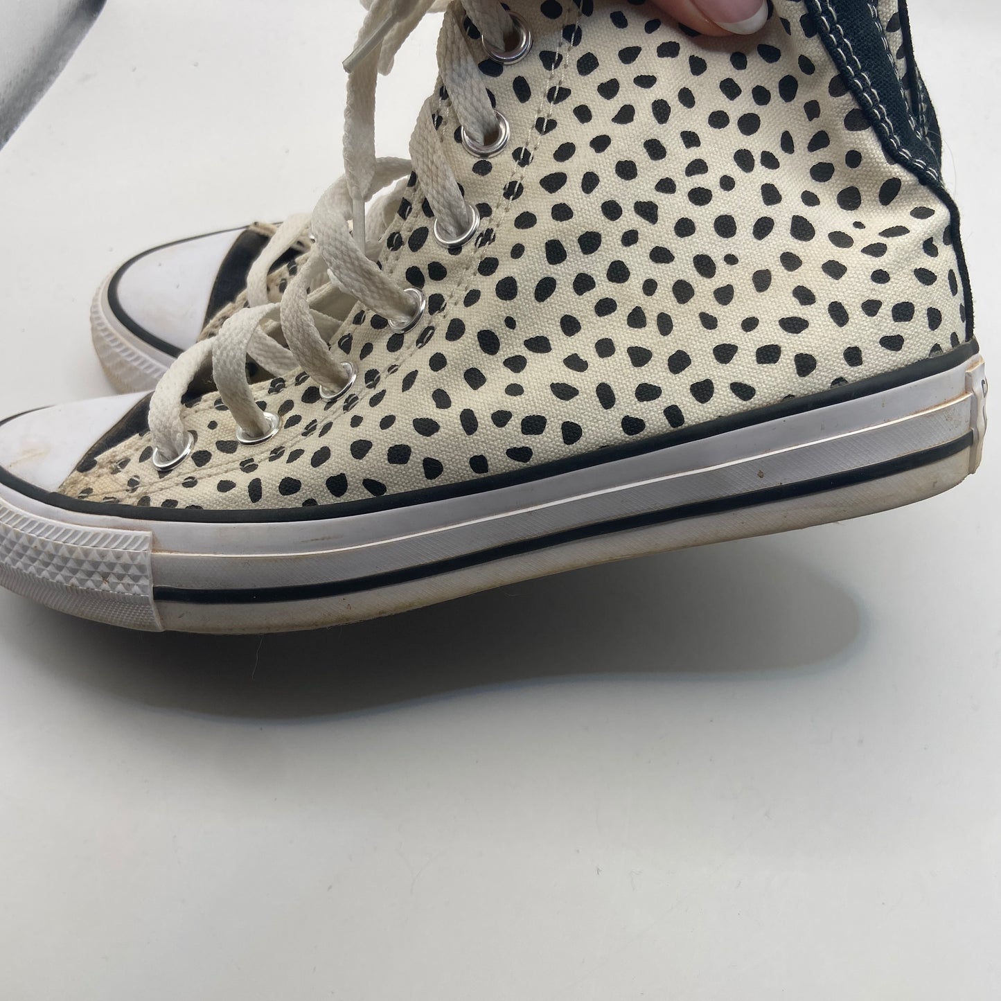 Shoes Sneakers By Converse In Cream, Size: 7