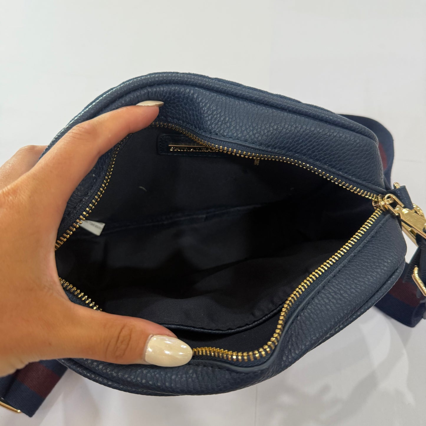 Handbag By Clothes Mentor, Size: Medium