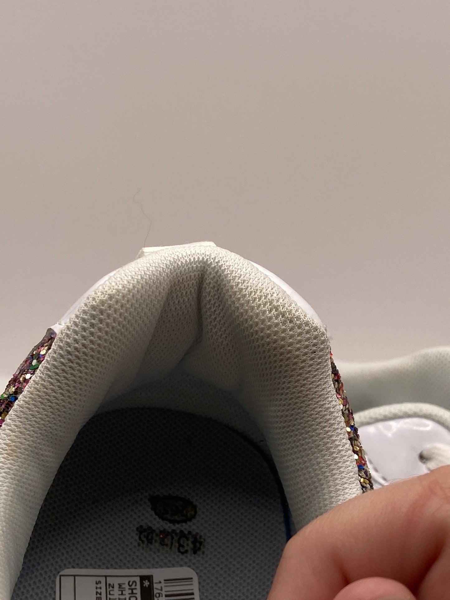 Shoes Sneakers By Clothes Mentor In White, Size: 11