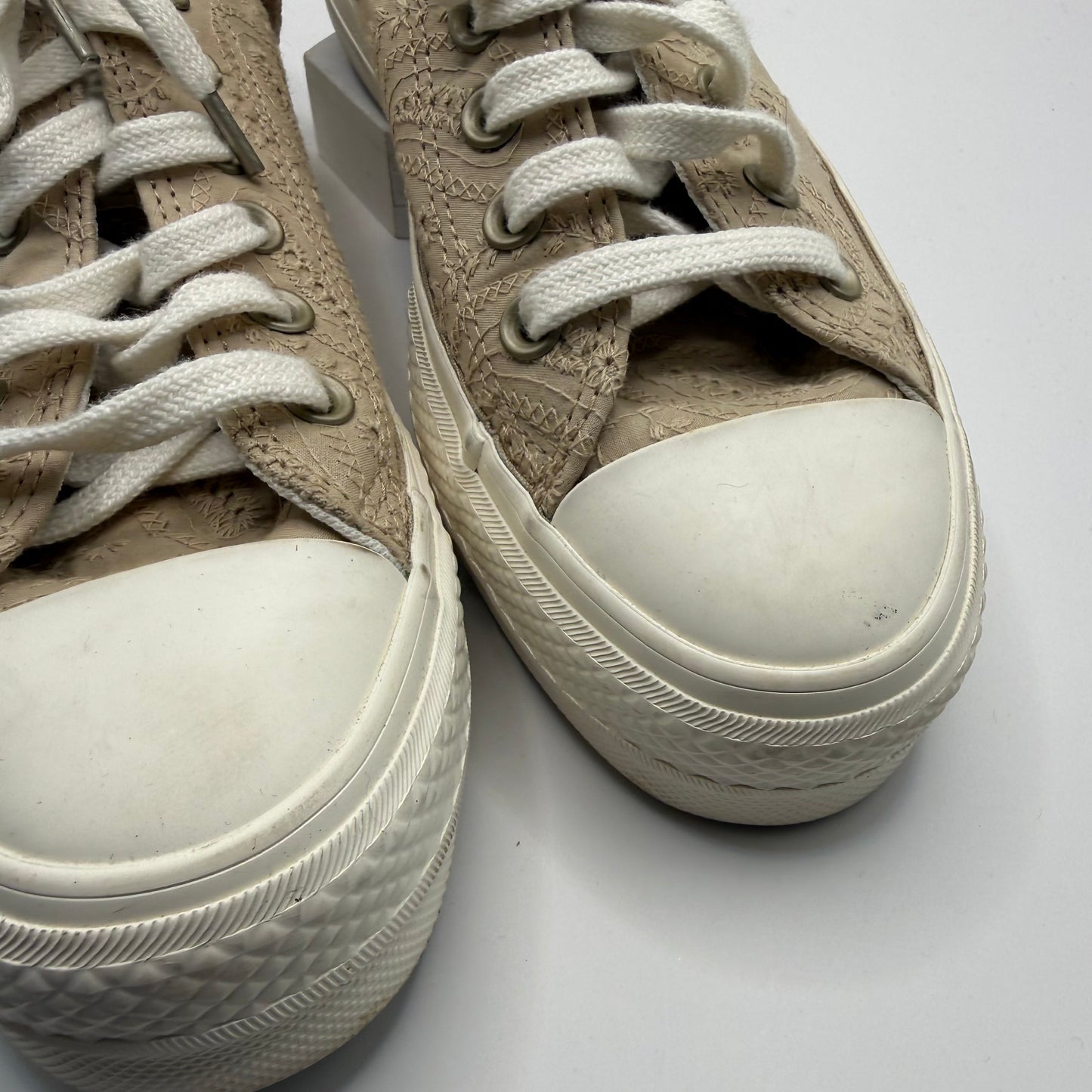 Shoes Sneakers By Converse In Tan, Size: 7