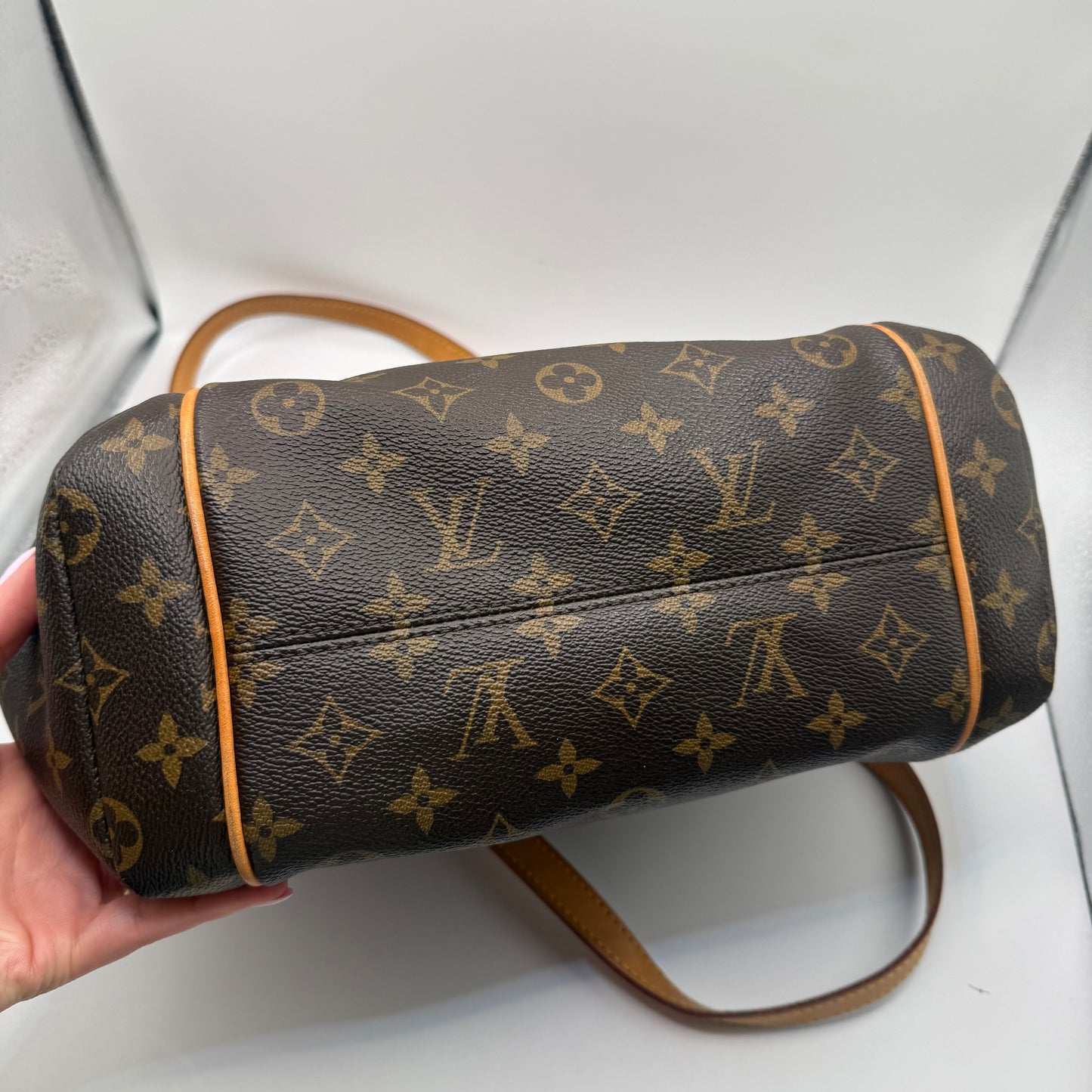 Handbag Luxury Designer By Louis Vuitton, Size: Medium